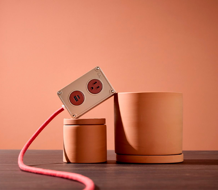 Byrne cuenta con más de 50 años de trayectoria, se especializa en soluciones de energía, conectividad y carga para entornos corporativos, hoteleros, educativos y residenciales. Conoce más de nuestro aliado