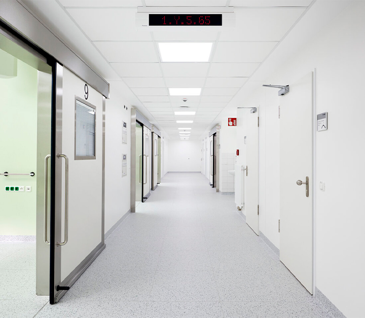 Marca francesa con más de 80 años de experiencia en pisos vinílicos. Su portafolio abarca soluciones resistentes, acústicas, antideslizantes y de fácil mantenimiento. Combina diseño, tecnología y sostenibilidad para sectores como salud, educación y oficinas. Conoce más de nuestro aliado