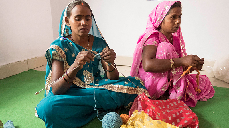 Artesanas de India fabricando alfombras